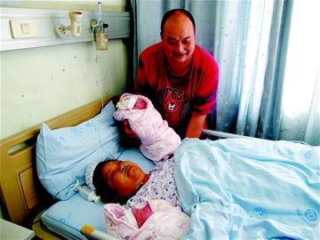 四川首对灾后再生育双胞胎试管婴儿出生